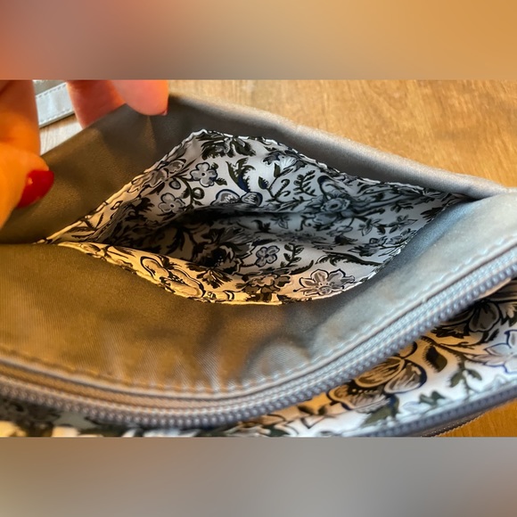 Vera Bradley light grey crossbody - Picture 4 of 4